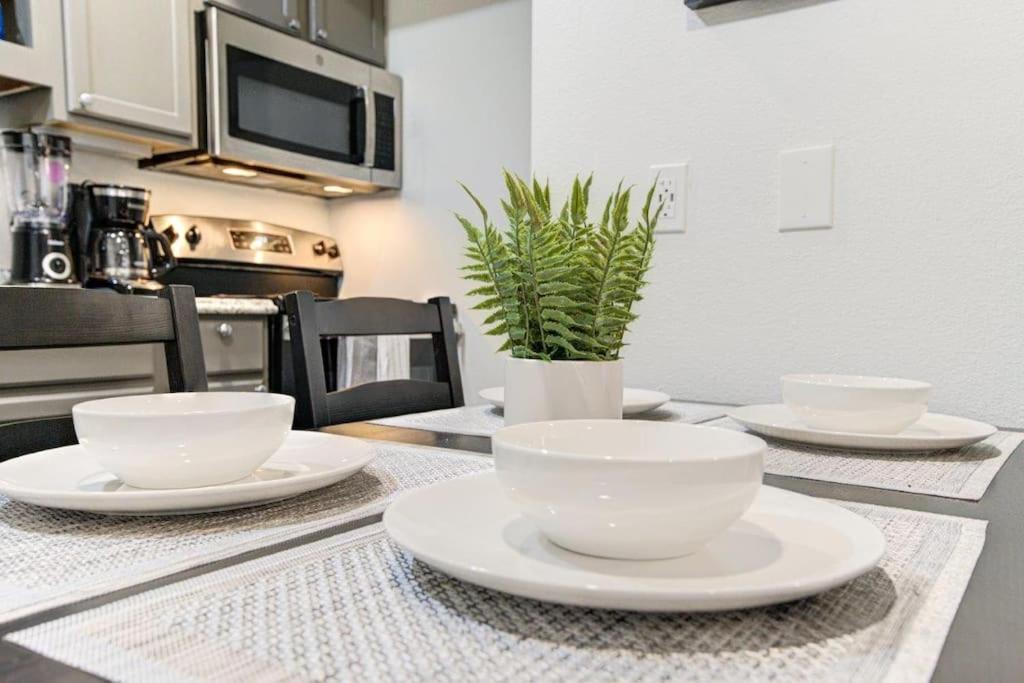 Lux Suite /King Bed /Free Parking/Pool/First Floor Houston Extérieur photo