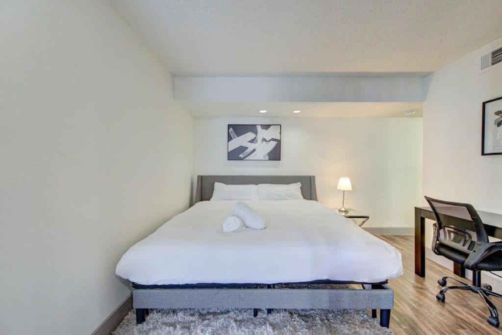 Lux Suite /King Bed /Free Parking/Pool/First Floor Houston Extérieur photo