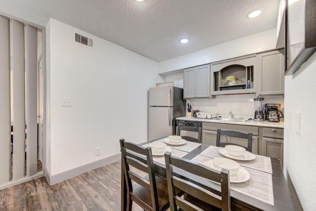 Lux Suite /King Bed /Free Parking/Pool/First Floor Houston Extérieur photo
