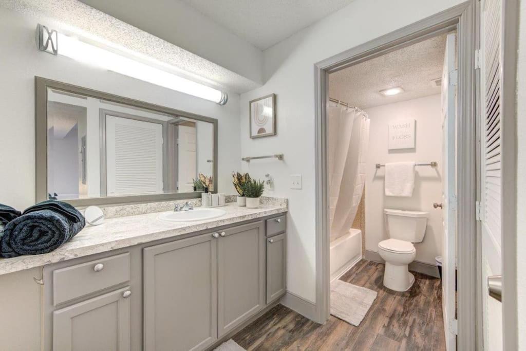 Lux Suite /King Bed /Free Parking/Pool/First Floor Houston Extérieur photo