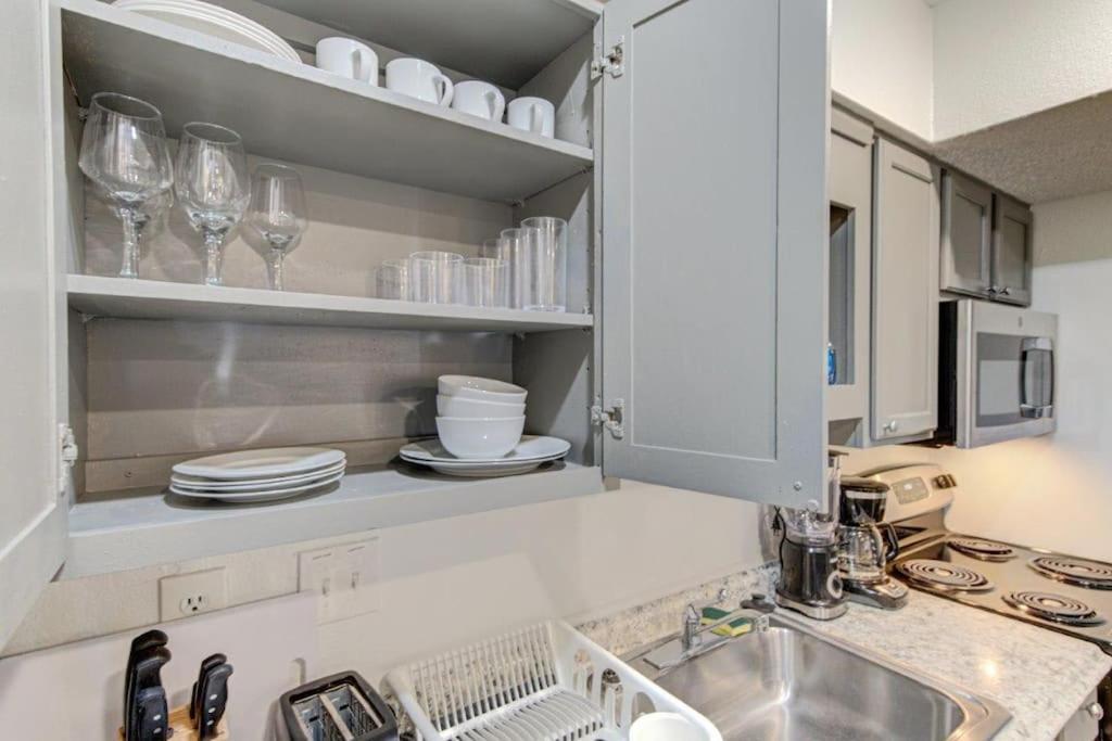 Lux Suite /King Bed /Free Parking/Pool/First Floor Houston Extérieur photo
