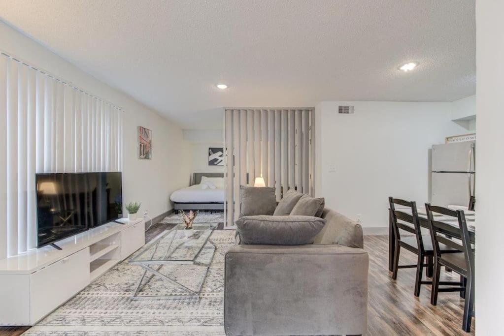 Lux Suite /King Bed /Free Parking/Pool/First Floor Houston Extérieur photo