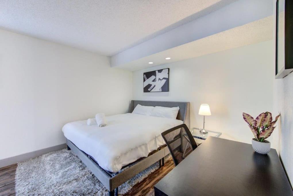 Lux Suite /King Bed /Free Parking/Pool/First Floor Houston Extérieur photo
