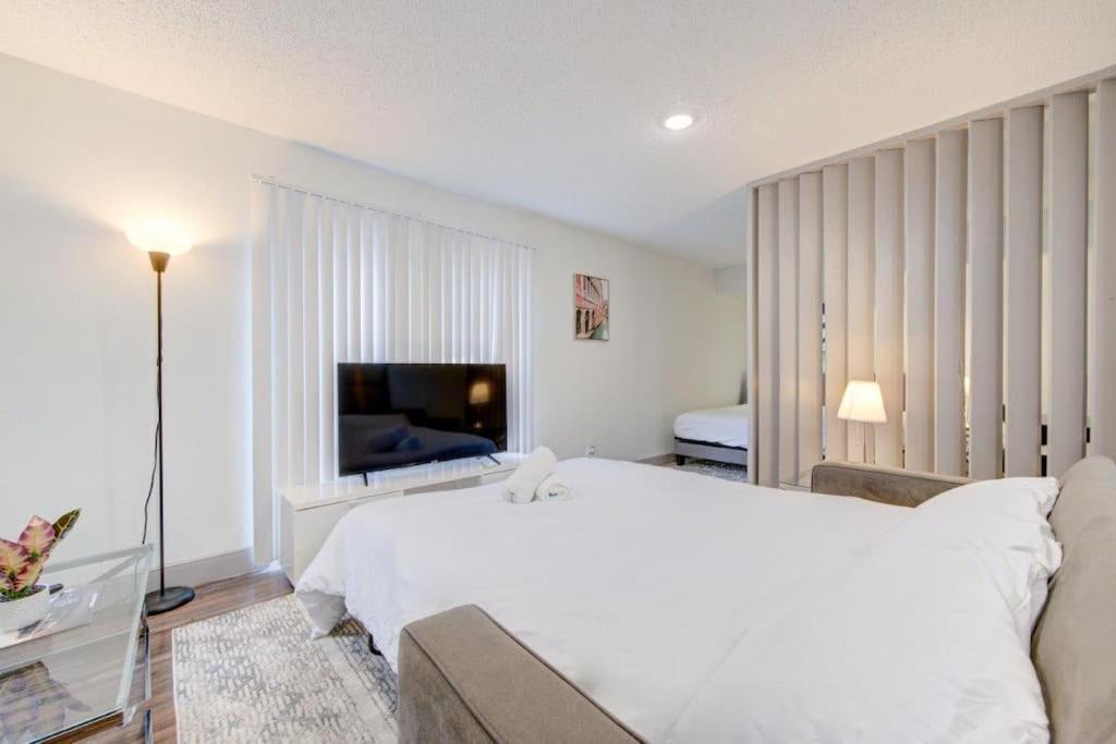 Lux Suite /King Bed /Free Parking/Pool/First Floor Houston Extérieur photo