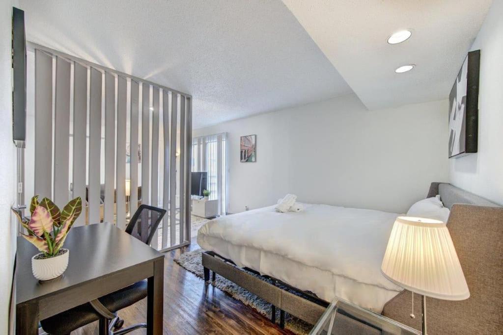 Lux Suite /King Bed /Free Parking/Pool/First Floor Houston Extérieur photo