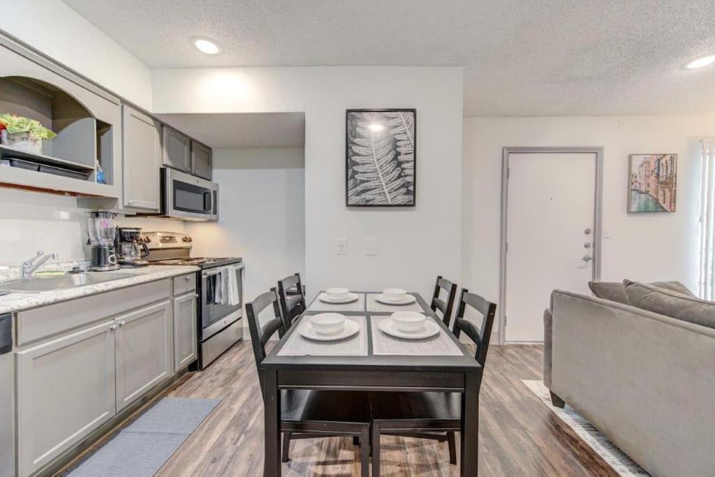 Lux Suite /King Bed /Free Parking/Pool/First Floor Houston Extérieur photo
