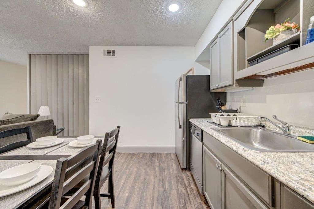 Lux Suite /King Bed /Free Parking/Pool/First Floor Houston Extérieur photo