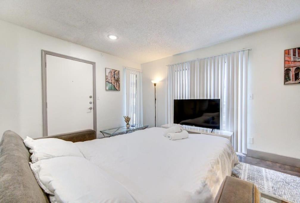 Lux Suite /King Bed /Free Parking/Pool/First Floor Houston Extérieur photo