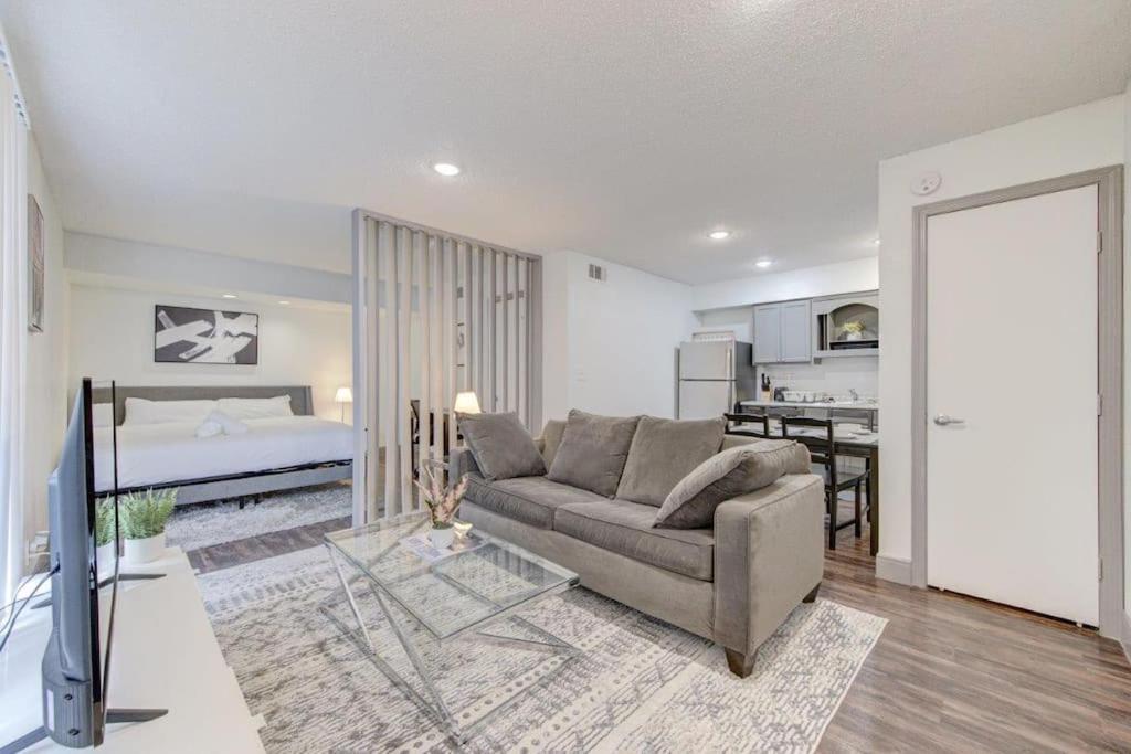 Lux Suite /King Bed /Free Parking/Pool/First Floor Houston Extérieur photo