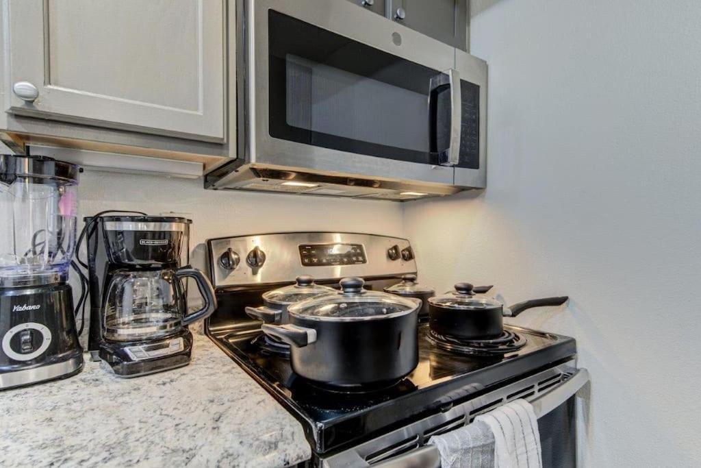 Lux Suite /King Bed /Free Parking/Pool/First Floor Houston Extérieur photo
